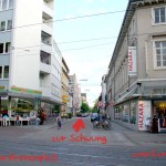 Wir befinden uns auf der Kaiserstraße zwischen der Haltestelle Kronenplatz / Universität und Marktplatz an der Adlerstraße. Von dort aus gehen wir nach Süden (vom Schloss weg) bis zum Lidellplatz ...